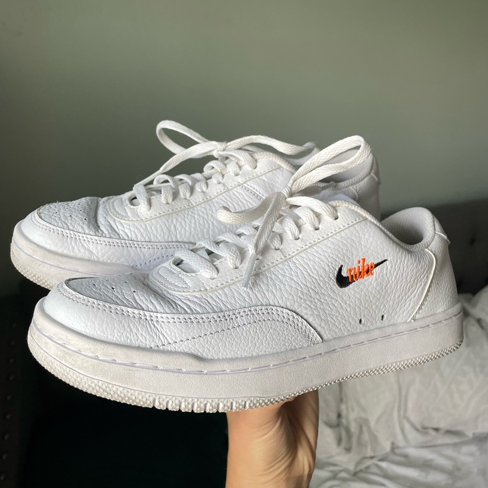 white Nike sneakers 🤍 size US 7